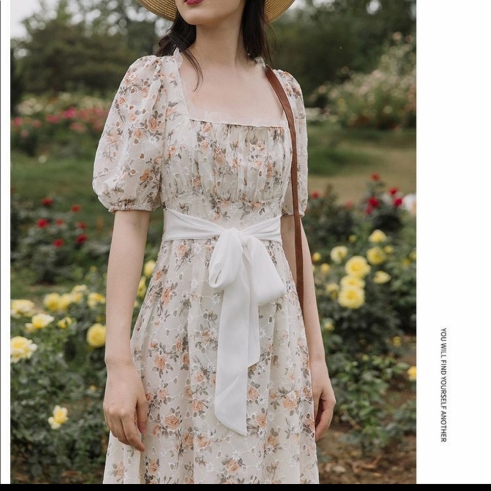 Feminine floral dress 🤍